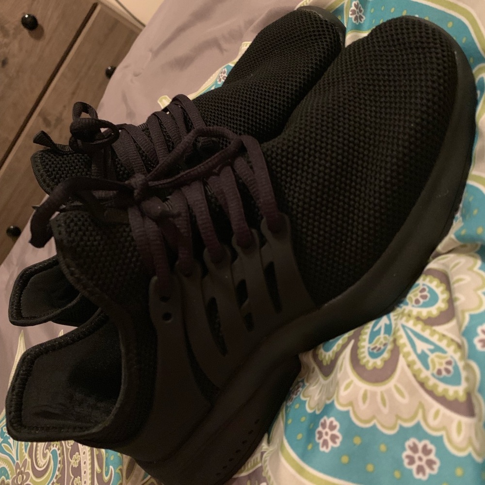 Women’s size 9 anti slip shoes NEW